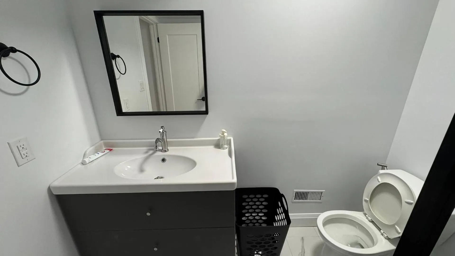 Appartement Entire Unit2 Airport Free Pkg Sep Entrance Newreno à Toronto Canada